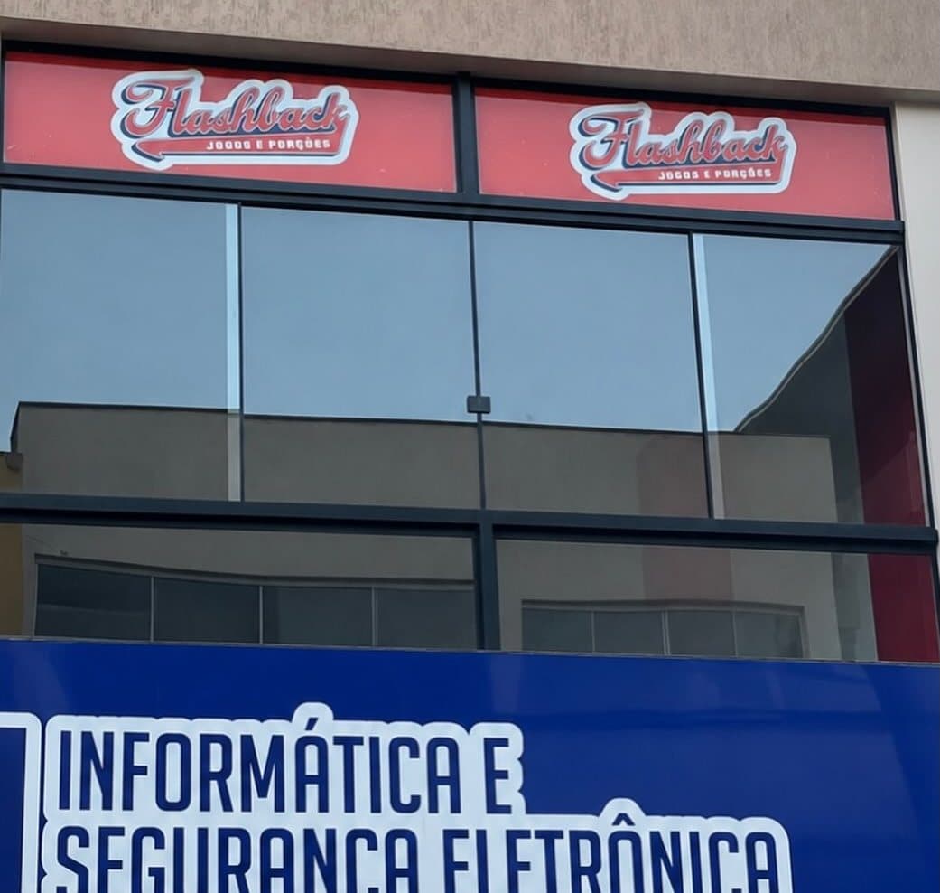 As duas placas da Flashback no primeiro andar, com a faixa azul da JM Informática e Segurança Eletrônica logo abaixo
